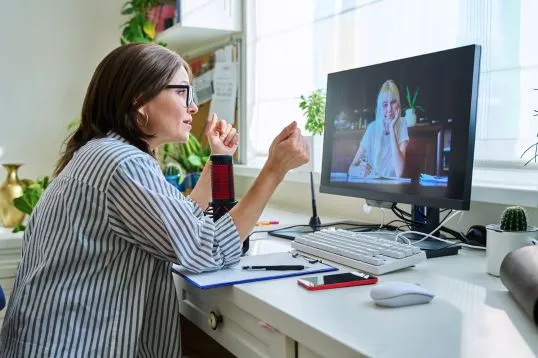 Profissional realizando supervisão especializada à distância por videochamada